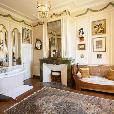 18th Century Chateau With Stunning Pool & Gardens 别墅